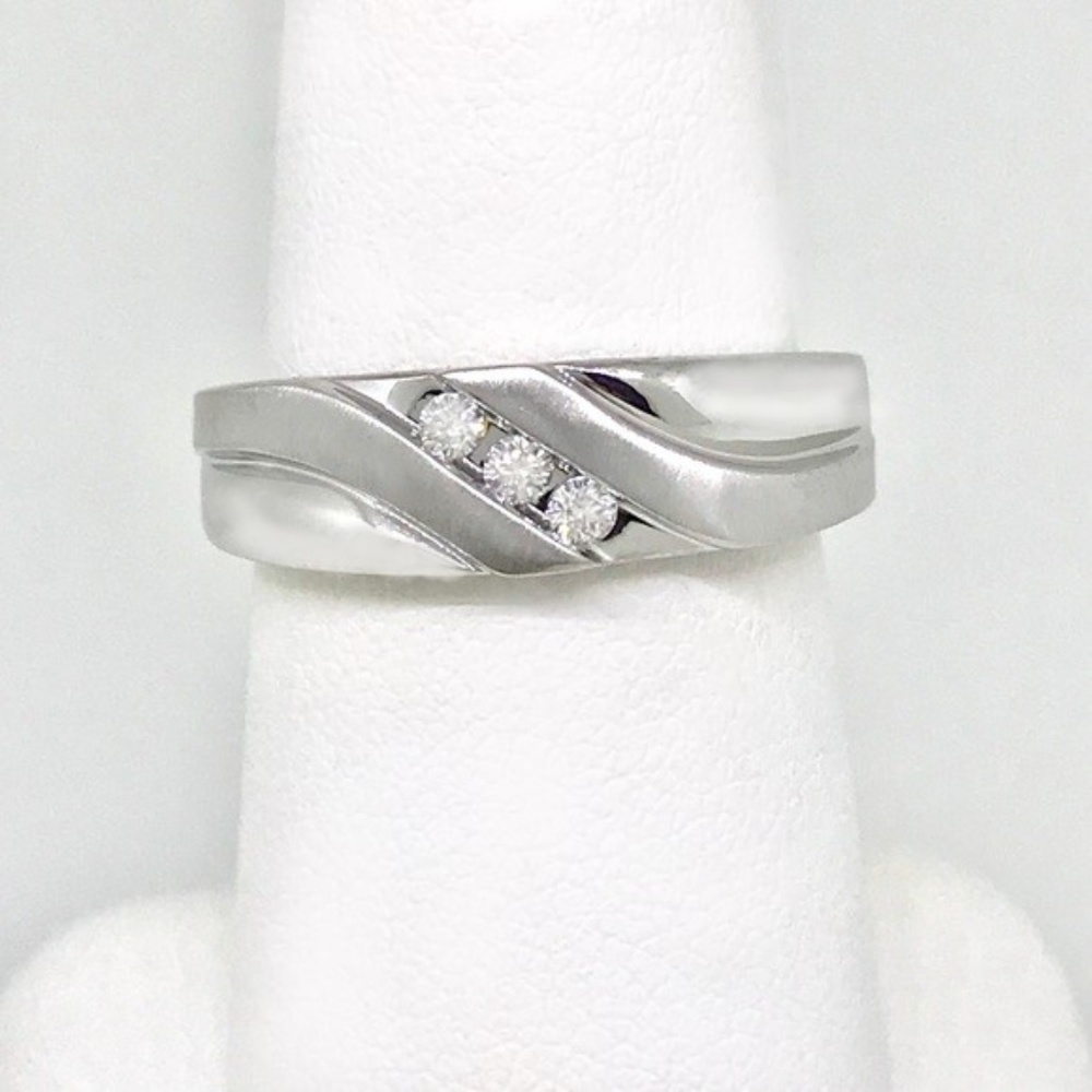 Men's.30 ctw diamond & solid 10 kt heavy WG ring